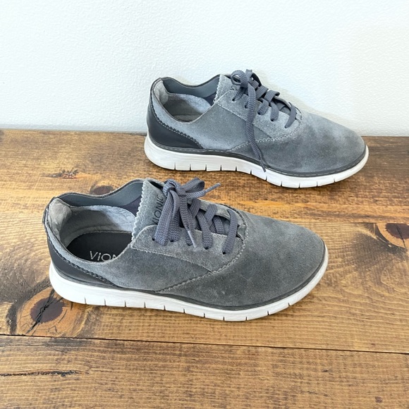 Vionic Taylor 7.5 WIDE gray suede lace up tennis shoes sneakers - Picture 4 of 11
